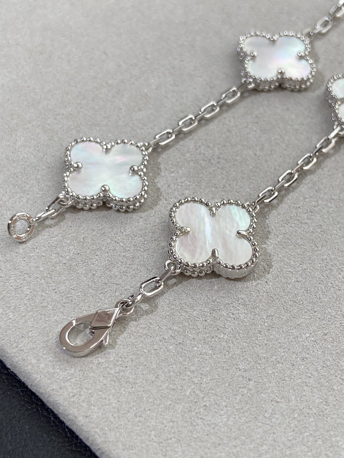 [Renovia Jewelry]CLOVER WHITE PEARL MOP 5 MOTIF BRACELET COLLECTION